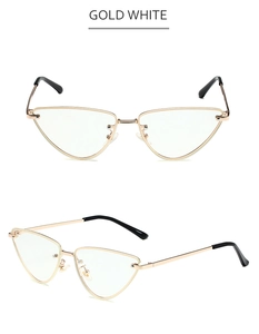 Vue détaillée de face et de côté des lunettes œil-de-chat dorées avec embouts noirs