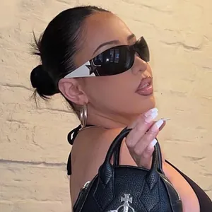Gros plan sur des lunettes Y2K sans monture avec étoile blanche et accessoires en argent