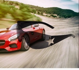 Lunettes de soleil sans monture avec étoiles argentées sur un fond de voiture de course
