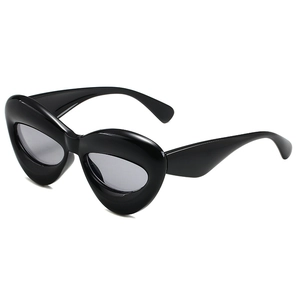Lunettes de soleil œil-de-chat surdimensionnées avec monture noire épaisse et verres gris