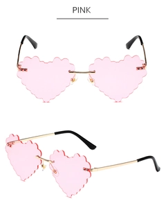 Detail van hartvormige randloze zonnebril met roze geschulpte glazen en gouden pootjes