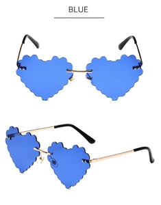 Detail van hartvormige blauwe glazen met geschulpte randen en goudkleurige veren