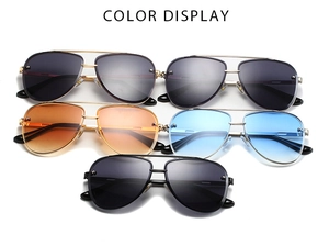 Dettaglio degli occhiali da sole aviator multicolore con doppio ponte in metallo lucido