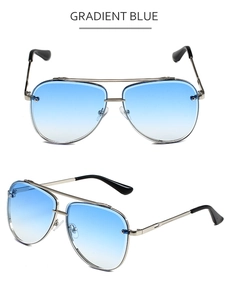 Dettaglio occhiali da sole aviator in metallo argento con lenti sfumate blu e doppio ponte