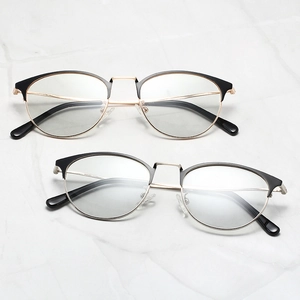 Lunettes demi-cerclées classiques avec dessus noir mat et branches en métal or et argent
