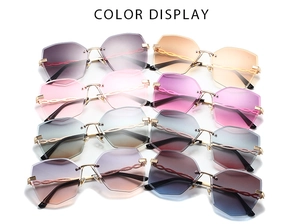 Détail montrant huit options de couleurs de lunettes de soleil sans monture avec branches dorées