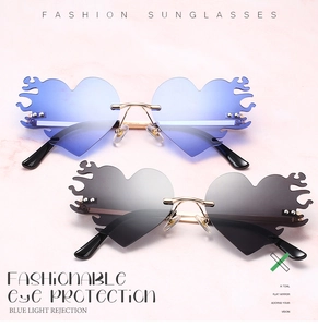 Détail de lunettes de soleil coeur en forme de flamme sans monture avec verres dégradés