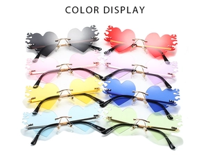 Huit couleurs de lunettes de soleil sans monture en forme de cœur avec branches en métal doré