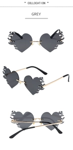 Trois vues de lunettes de soleil sans monture en forme de cœur gris avec bord flamme