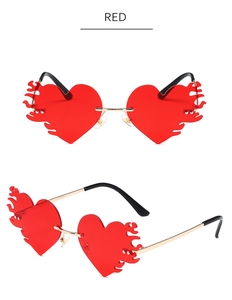 Vue détaillée des lunettes de soleil cœur en flamme rouge avec monture métallique