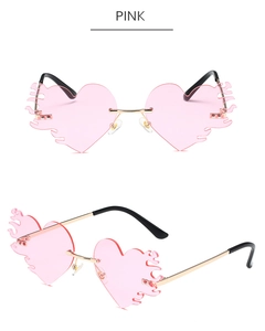Détail des lunettes de soleil flamme en forme de cœur rose avec branches dorées