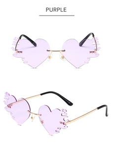 Détail de lunettes de soleil sans monture en forme de cœur violet à bord flamme