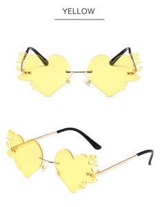 Détail de lunettes de soleil coeur flamme jaune sans monture avec branches dorées