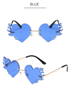 Détail de lunettes de soleil sans monture bleu coeur flamme avec branches métal doré
