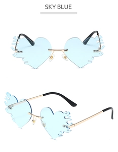 Détail de lunettes de soleil cœur flamme bleu ciel sans monture avec branches dorées