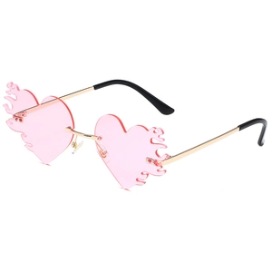 Lunettes de soleil sans monture en forme de cœur flamme avec verres roses