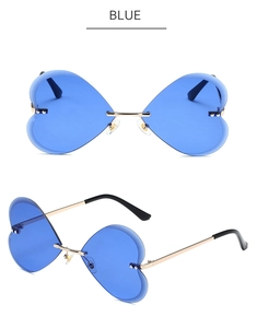 Détail des lunettes de soleil sans monture en forme de cœur avec verres bleus et monture dorée