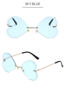 Détail de lunettes de soleil sans monture en forme de cœur bleu ciel avec monture dorée