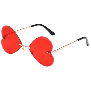 Lunettes de soleil cœur sans monture avec verres rouges et monture dorée, vue à 45 degrés