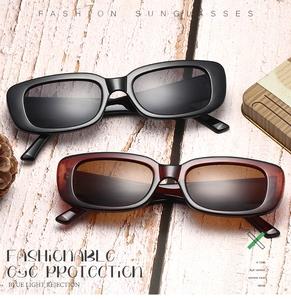 Vue à plat de lunettes de soleil rectangulaires rétro noires et marron avec filtre bleu