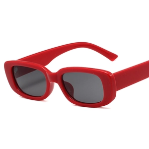 Lunettes de soleil rectangulaires rétro avec monture rouge vif et verres foncés chic