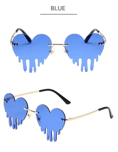 Détail de lunettes de soleil coeur bleu sans monture avec verres effet goutte d'eau