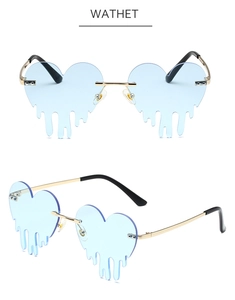 Détail macro de lunettes de soleil coeur fondant avec verres bleu clair et monture dorée