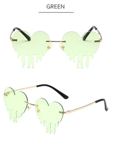 Détail des lunettes de soleil cœur vert sans monture avec pont doré et design dégoulinant