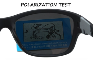 Polarisationstest zeigt visuelle Klarheit und Fischmuster auf einer Testkarte für Brillen