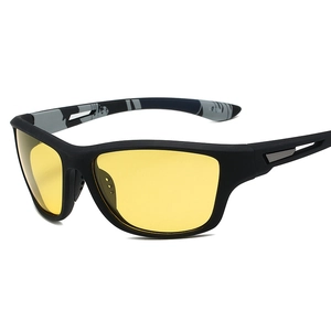 Mattschwarze Sportsonnenbrille mit gelben Gläsern in einer 45-Grad-Seitenansicht