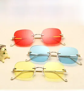 Vue détaillée des lunettes de soleil sans monture avec verres colorés et branches dorées