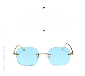 Détail des verres bleus sans monture et de la fine monture en métal doré des lunettes