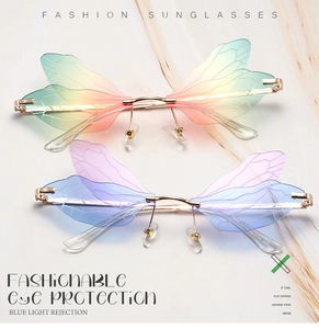 Détail de lunettes de soleil ailes de libellule avec verres dégradés et monture dorée