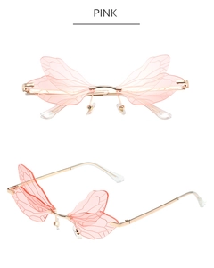 Vue détaillée des lunettes de soleil ailes de libellule roses avec monture en métal doré