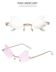Détail des verres dégradés roses en forme d'ailes de libellule avec monture dorée