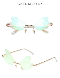 Détail de lunettes de soleil ailes de libellule avec monture dorée et verres dégradés