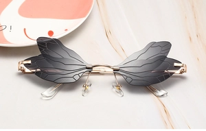 Détail des verres ailes de libellule dégradés gris avec monture dorée et veines fines