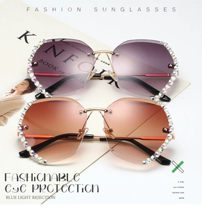 Detailansicht der randlosen Sonnenbrille mit Strasssteinen und goldenem Metall
