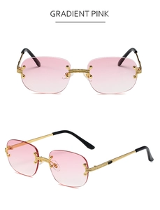 Detail van randloze vierkante zonnebril met roze glazen en gegraveerde gouden pootjes