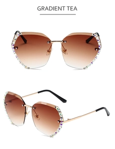 Detail der randlosen Sonnenbrille mit Teegradient, Strasssteinen und Goldmetallbügeln