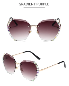 Detailansicht der randlosen lila Sonnenbrille mit Strassbesatz und goldenen Metallbügeln