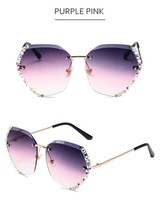 Detail der randlosen Sonnenbrille mit lila-rosa Verlaufslinsen und Kristallverzierung