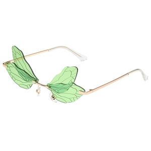 Lunettes de soleil ailes de libellule vertes avec monture dorée et textures