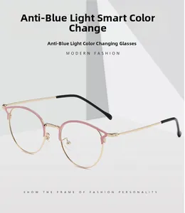 Détail des lunettes en métal or rose avec verres photochromiques et anti-lumière bleue