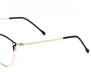 Détail des branches flexibles en métal doré sur ces lunettes rondes anti-lumière bleue