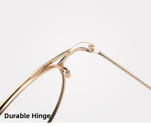 Gros plan sur la charnière métallique robuste des lunettes rondes vintage dorées