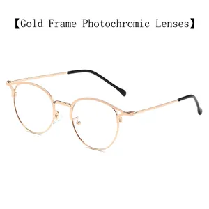 Détail de lunettes rondes rétro dorées avec verres photochromiques anti-lumière bleue