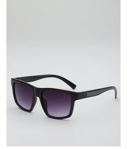 Detail of square sunglasses with black frames and purple gradient lenses for sports