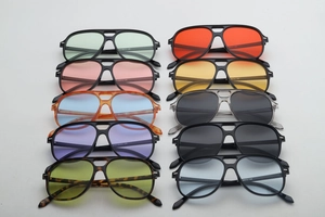 Grille détaillée de lunettes de soleil aviateur XXL en dix couleurs de verres dégradés