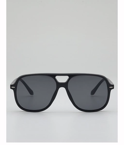 Détail de lunettes de soleil aviateur noires surdimensionnées avec double pont et verres